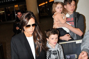 Gia đình Victoria Beckham gây “náo loạn” sân bay