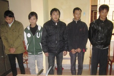 Nhóm côn đồ "dàn trận" chém người