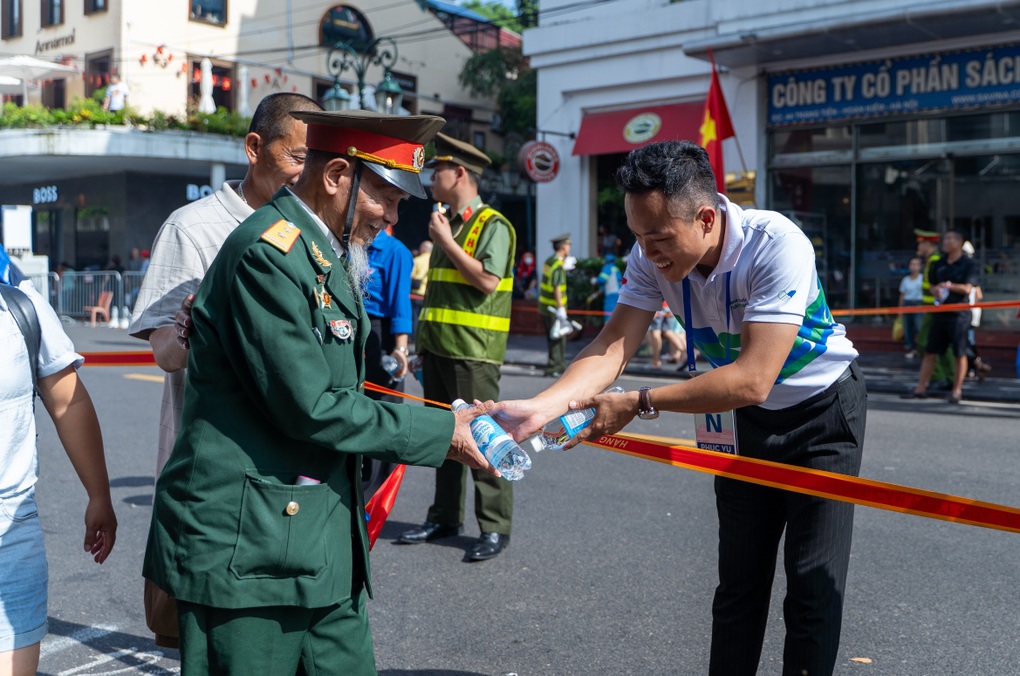 Những khoảnh khắc đẹp tại các trạm sức khỏe Pharmacity đồng hành cùng Đại lễ Quốc khánh - 8 Những khoảnh khắc đẹp tại các trạm sức khỏe Pharmacity đồng hành cùng Đại lễ Quốc khánh - 8
