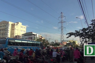 Điều xe thang giải cứu thanh niên đu trên cột điện cao thế suốt buổi sáng