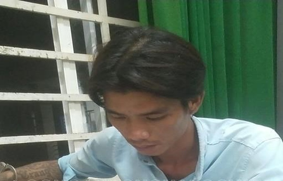 Bị đuổi khỏi cuộc nhậu, thanh niên nghi ném bom xăng trả thù - 2 Bị đuổi khỏi cuộc nhậu, thanh niên nghi ném bom xăng trả thù - 2