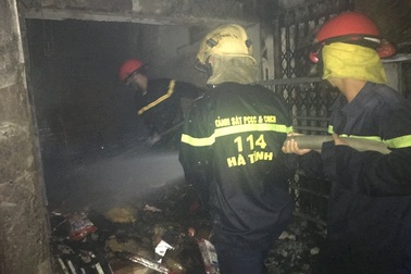 Cháy chợ trong đêm, nhiều ki-ốt bị thiêu rụi