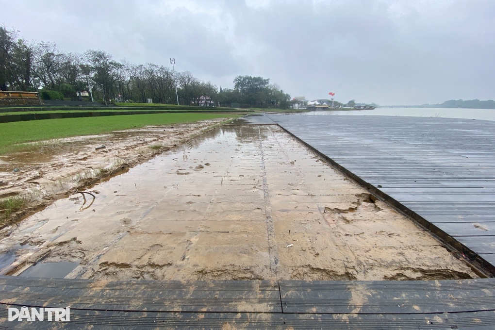 Sân khấu nổi từng diễn ra chung kết Hoa hậu Việt Nam bị ngập bùn do mưa lũ - 2 Sân khấu nổi từng diễn ra chung kết Hoa hậu Việt Nam bị ngập bùn do mưa lũ - 2