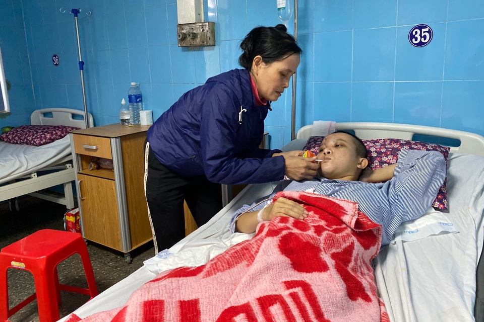 Người mẹ nghèo: Tôi quỳ gối, cúi đầu xin mọi người giúp đỡ cứu lấy cháu - 6 Người mẹ nghèo: Tôi quỳ gối, cúi đầu xin mọi người giúp đỡ cứu lấy cháu - 6