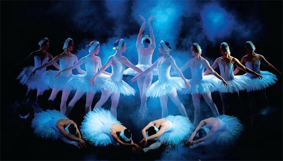 Trình diễn vở ballet Hồ Thiên Nga trên sân khấu nổi giữa hồ nước - 1 Trình diễn vở ballet Hồ Thiên Nga trên sân khấu nổi giữa hồ nước - 1