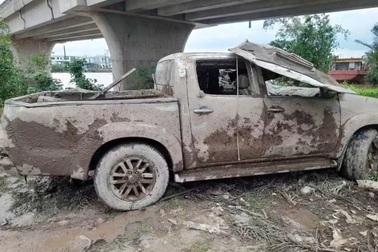 Chiếc ô tô nằm dưới lòng kênh, bên trong có bộ xương người