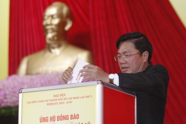 Đại biểu dự Đại hội Đảng bộ TPHCM ủng hộ đồng bào khắc phục hậu quả bão lụt