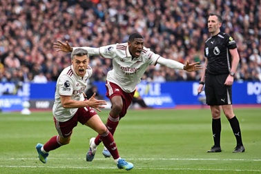 Arsenal thắng nghẹt thở West Ham, củng cố ngôi đầu Ngoại hạng Anh