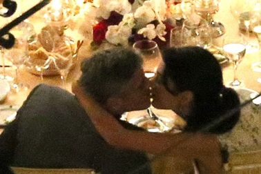 “Gã đầu bạc” George Clooney hạnh phúc “khóa môi” bạn gái 