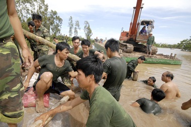 "Bảo kê" cát tặc, Phó bí thư huyện ủy  bị khởi tố 