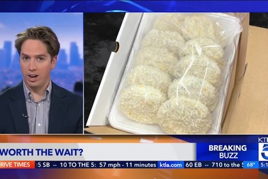 Món bánh nhân thịt có gì đặc biệt khách phải đợi gần 50 năm mới được ăn?