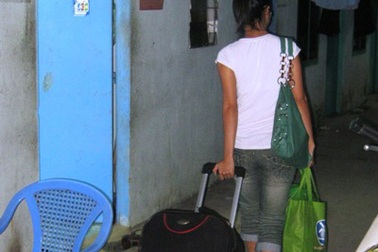 Giá nhà trọ Hà Nội lại tăng, SV xách cặp tìm chỗ ở mới