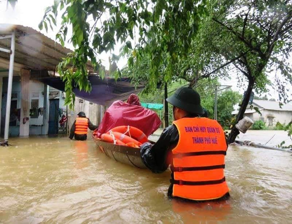 Nước lũ bắt đầu bủa vây những điểm cao nhất TP Huế - 22 Nước lũ bắt đầu bủa vây những điểm cao nhất TP Huế - 22