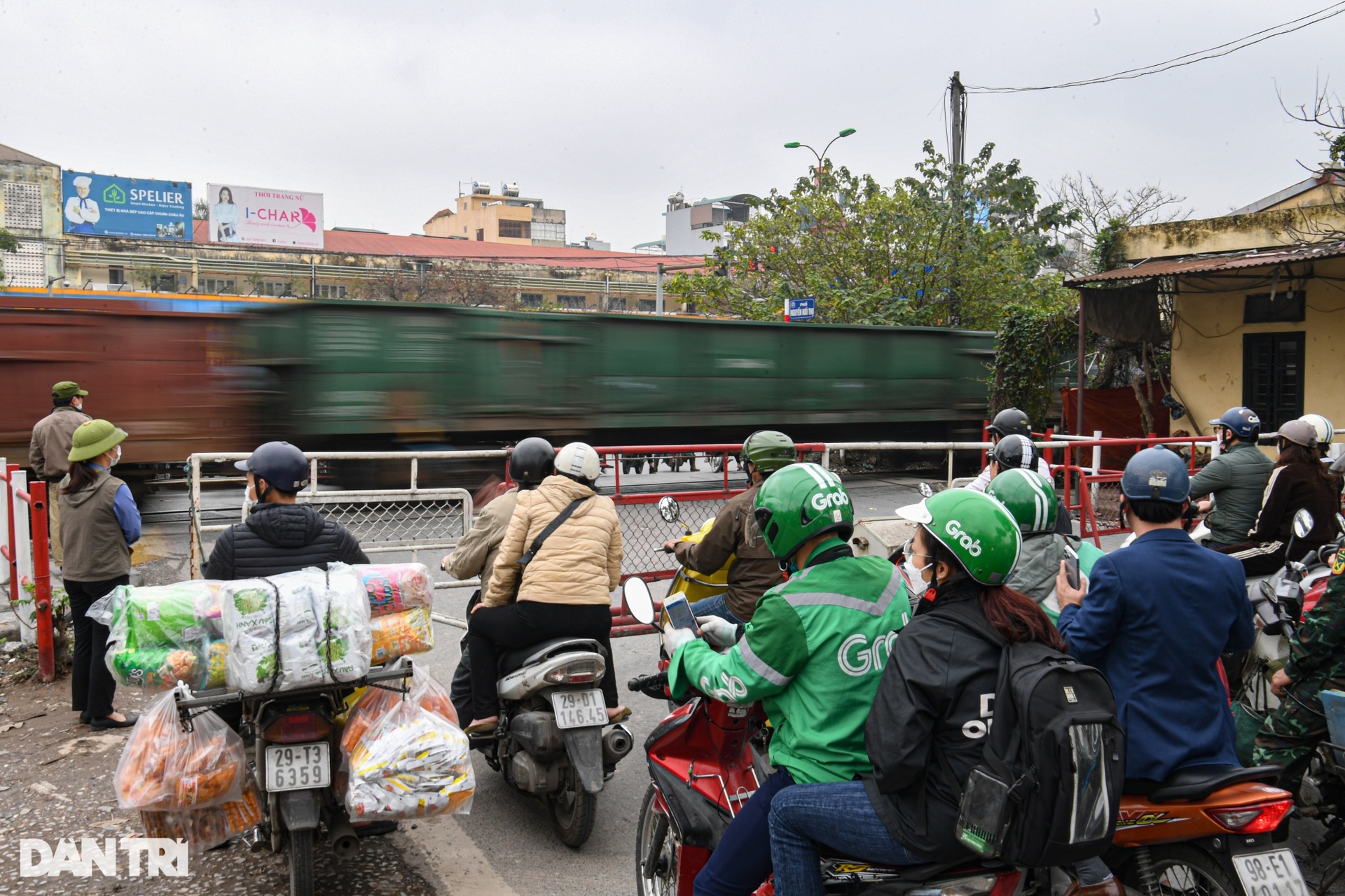 Giỡn mặt tử thần: Chửi nhân viên gác chắn để cố vượt qua đường ray - 13 Giỡn mặt tử thần: Chửi nhân viên gác chắn để cố vượt qua đường ray - 13