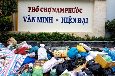 Hàng ngàn tấn rác thải chất đống, ùn ứ từ trong nhà ra quốc lộ