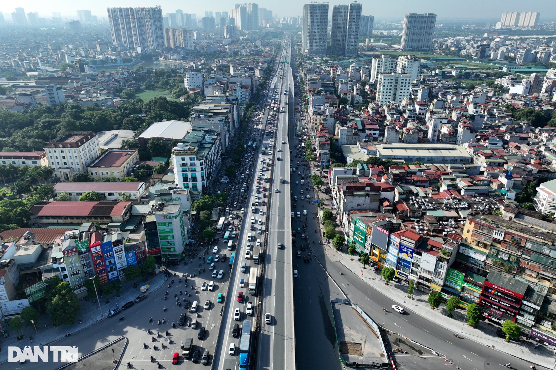 Dân né rào chắn bủa vây, ngã tư Nguyễn Trãi thông thoáng giờ cao điểm - 10 Dân né rào chắn bủa vây, ngã tư Nguyễn Trãi thông thoáng giờ cao điểm - 10