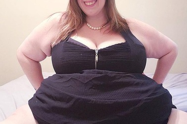 Cô gái béo phì kiếm hơn 250 triệu đồng mỗi năm nhờ… mỡ bụng