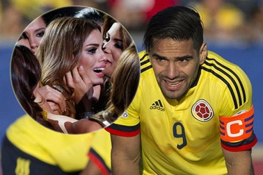 Falcao an ủi hoa hậu Colombia sau khi nhận giải “hụt”
