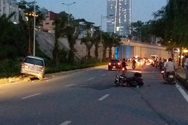 Hà Nội: Ô tô 7 chỗ tông hàng loạt xe máy, 3 người nhập viện