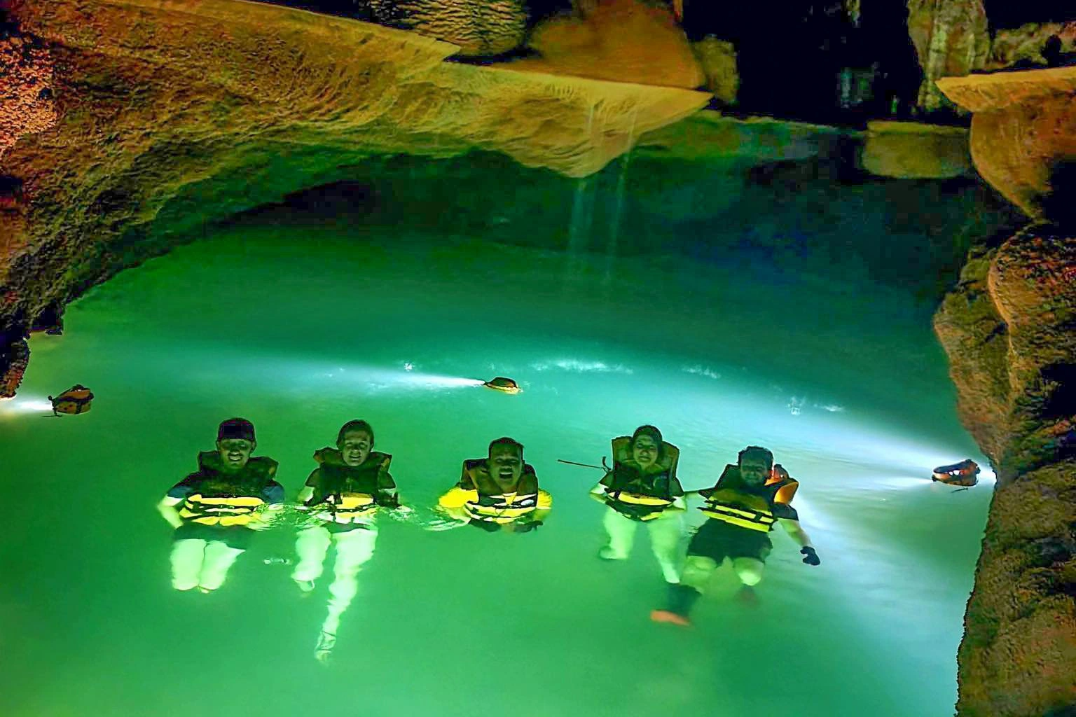 Vẻ đẹp siêu thực trong hang động có hồ nước bí ẩn treo lơ lửng - 6