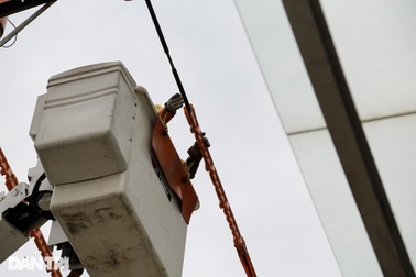 Hiểm nguy nghề sửa chữa đường dây 22kV khi đang có điện