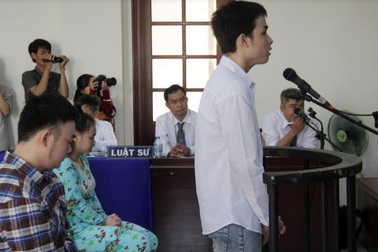 Dàn cảnh tạt axit bạn của người tình đồng tính để níu kéo tình cảm