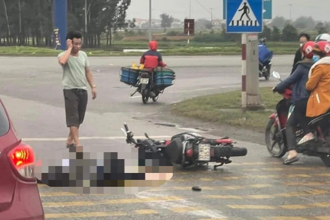 Va chạm với xe tải, nữ sinh tử vong thương tâm trên đường đi học - 1 Va chạm với xe tải, nữ sinh tử vong thương tâm trên đường đi học - 1