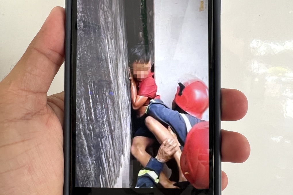 Bé trai 9 tuổi mắc kẹt giữa hai bức tường ở TPHCM - 2