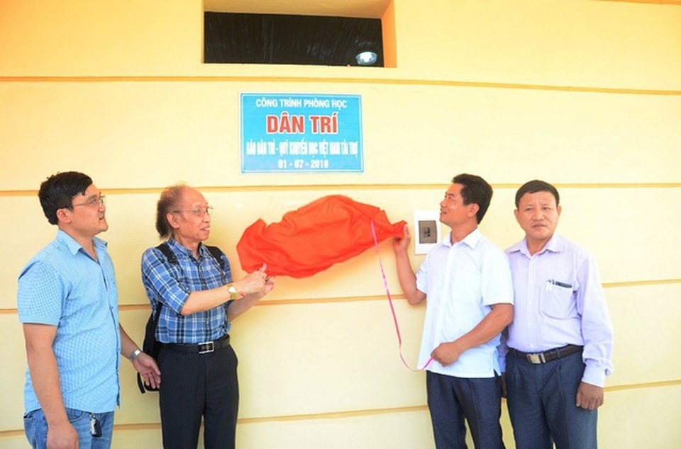 Chủ tịch Quảng Bình tặng Bằng khen cho phóng viên Báo Dân trí - 2 Chủ tịch Quảng Bình tặng Bằng khen cho phóng viên Báo Dân trí - 2