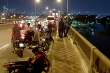 Bỏ lại ba lô và đôi dép, nam sinh nhảy sông Sài Gòn tự tử