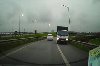 “Truy tìm" thông tin chiếc xe tải đi ngược chiều lên đường cao tốc
