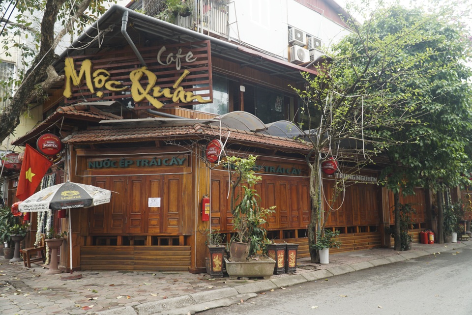 Hà Nội: Hàng loạt hàng quán tạm nghỉ, dán thông báo phòng dịch Covid-19 - 3 Hà Nội: Hàng loạt hàng quán tạm nghỉ, dán thông báo phòng dịch Covid-19 - 3