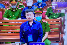 Xét xử buôn lậu 200 triệu lít xăng: "Bố nhờ thì phải làm"