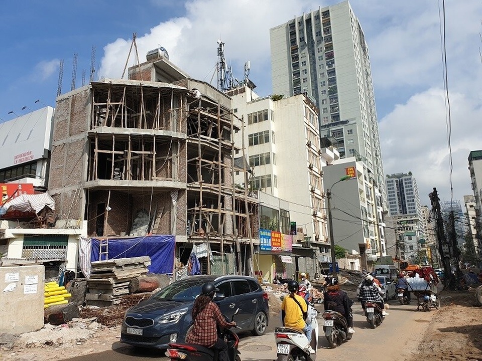 Nhà “siêu mỏng, siêu méo” đua nhau mọc trên đường đang mở rộng ở Thủ đô - 1 Nhà “siêu mỏng, siêu méo” đua nhau mọc trên đường đang mở rộng ở Thủ đô - 1