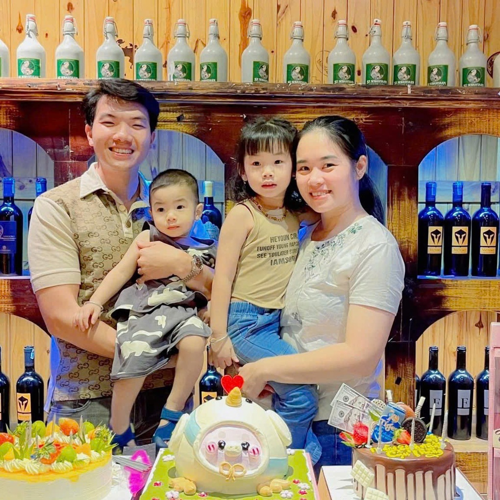 Nữ cảnh sát tranh thủ cõng con trên vai trong giờ nghỉ tập duyệt binh - 4 Nữ cảnh sát tranh thủ cõng con trên vai trong giờ nghỉ tập duyệt binh - 4