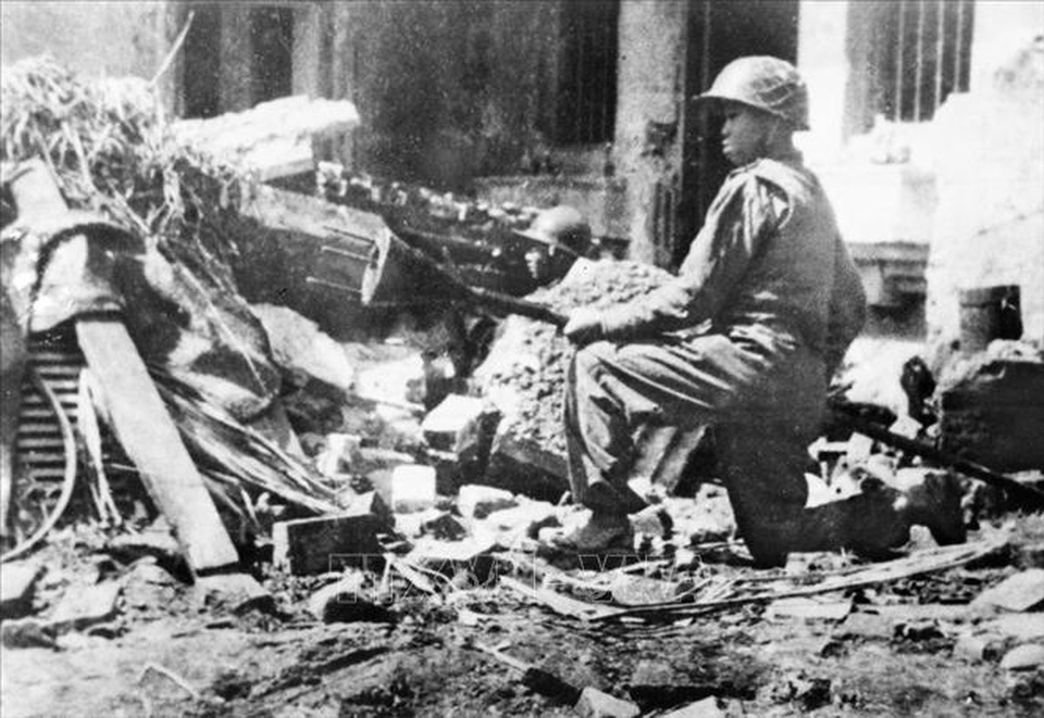 Xem lại những hình ảnh thời khắc trọng đại của lịch sử dân tộc - 17