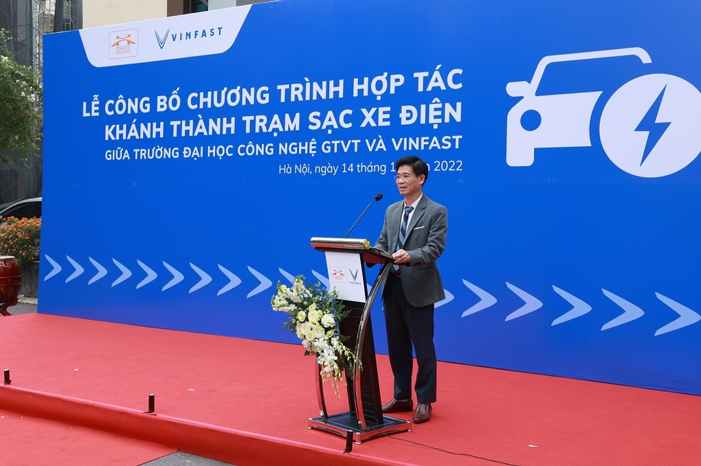 Trường đại học đầu tiên tại Hà Nội lắp đặt trạm sạc ô tô điện - 1 Trường đại học đầu tiên tại Hà Nội lắp đặt trạm sạc ô tô điện - 1
