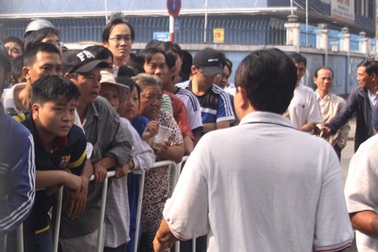 Dân phe vé vẫn hoạt động với nhiều chiêu độc ở giải U19 quốc tế