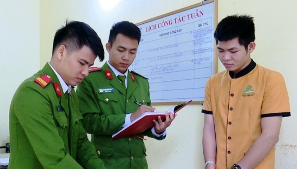 Nhân viên dọn vệ sinh sân golf chuyên trộm tiền của khách - 1