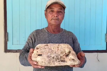 Đi dạo ở bãi biển, người đàn ông nhặt được "kho báu" giá cả tỷ đồng