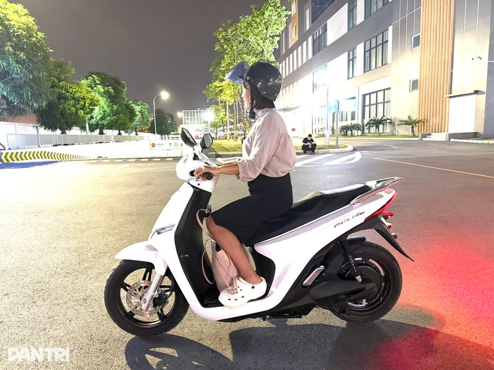 Mới mua xe máy trăm triệu, người Hà Nội lo cuộc sống đảo lộn vì cấm xe xăng - 5 Mới mua xe máy trăm triệu, người Hà Nội lo cuộc sống đảo lộn vì cấm xe xăng - 5