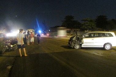 Hàng chục công nhân hoảng loạn vì xe khách bị tông mạnh