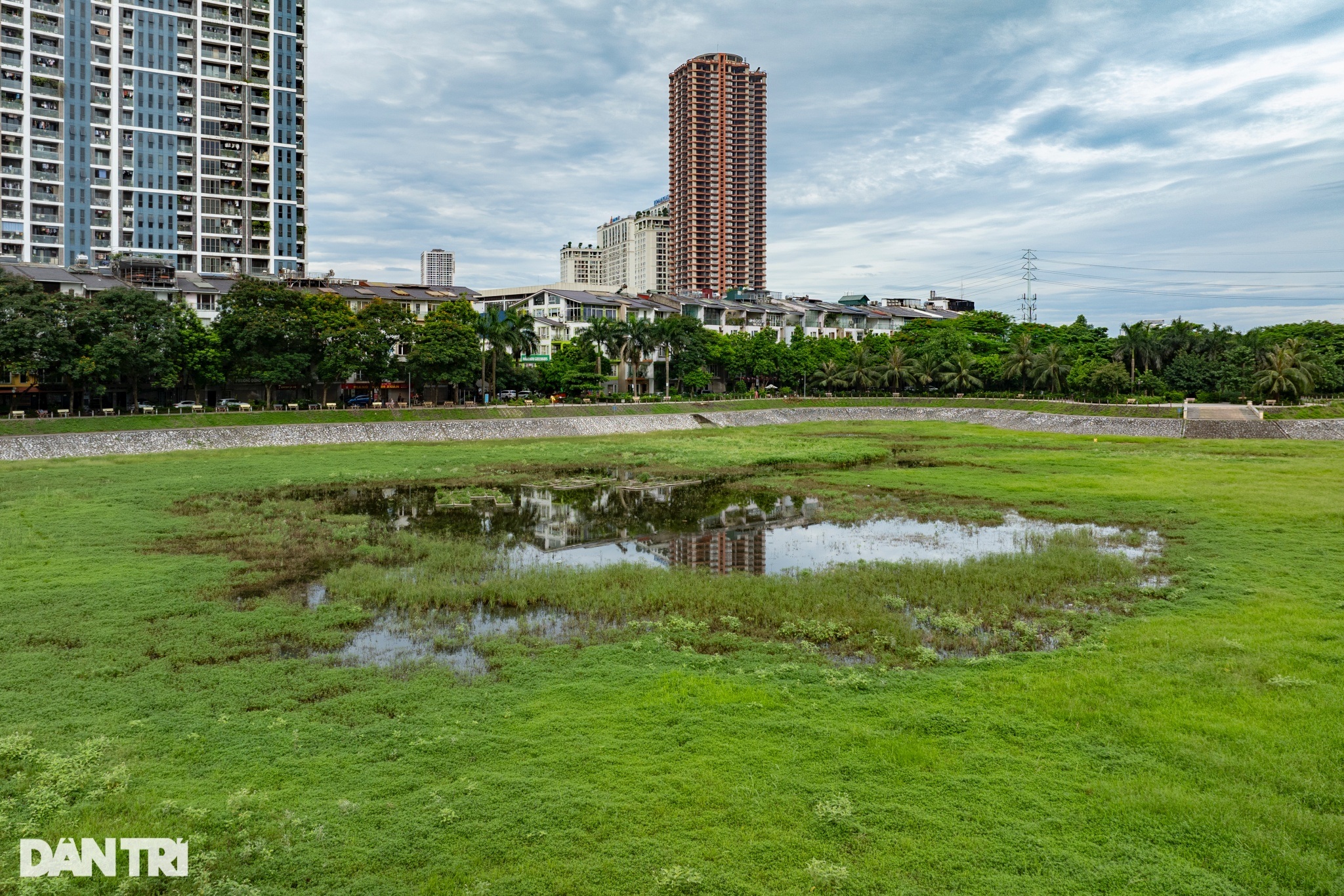 View - Hồ điều hòa rộng 2,7ha nằm giữa Hà Nội cạn trơ đáy, cỏ mọc um tùm | Báo Dân trí