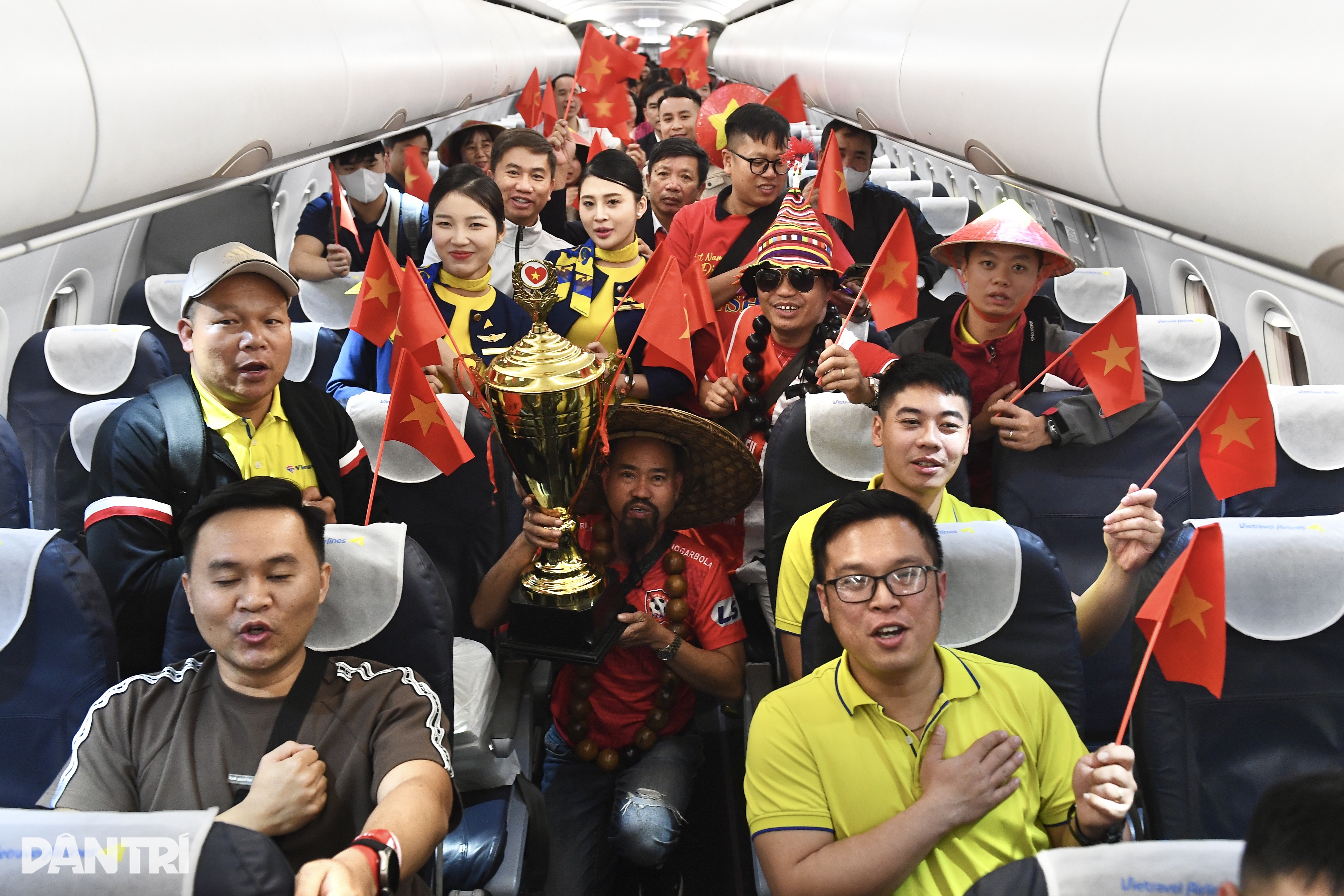 Hàng trăm cổ động viên bay sang Thái Lan tiếp lửa đội tuyển Việt Nam - 9 Hàng trăm cổ động viên bay sang Thái Lan tiếp lửa đội tuyển Việt Nam - 9