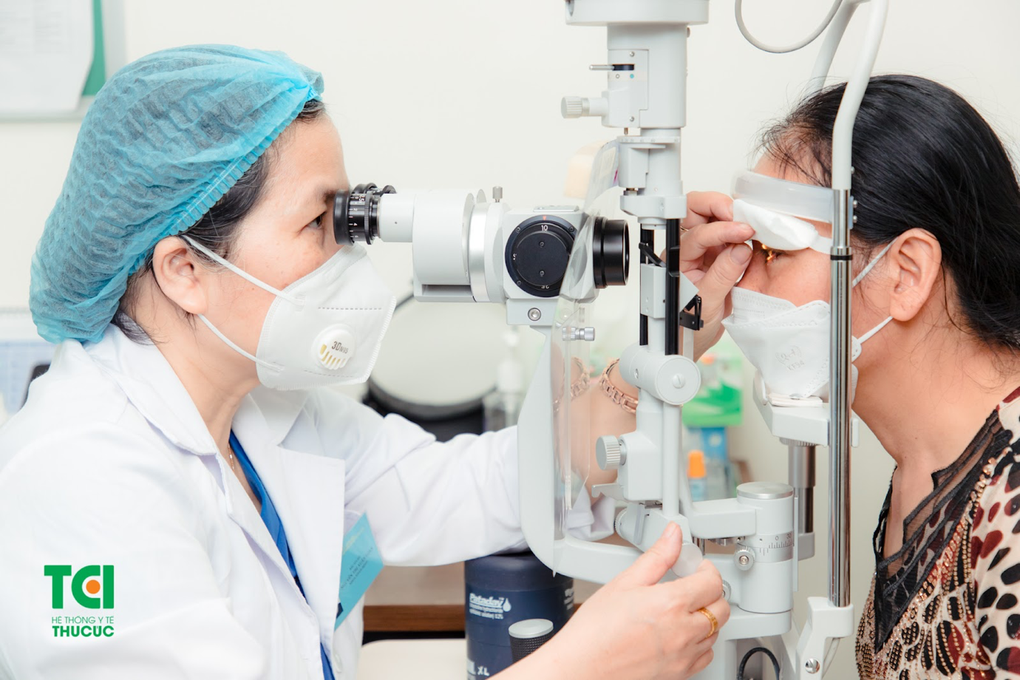Cứu nguy đôi mắt thoái hóa hoàng điểm, đục thủy tinh thể nặng - 1 Cứu nguy đôi mắt thoái hóa hoàng điểm, đục thủy tinh thể nặng - 1