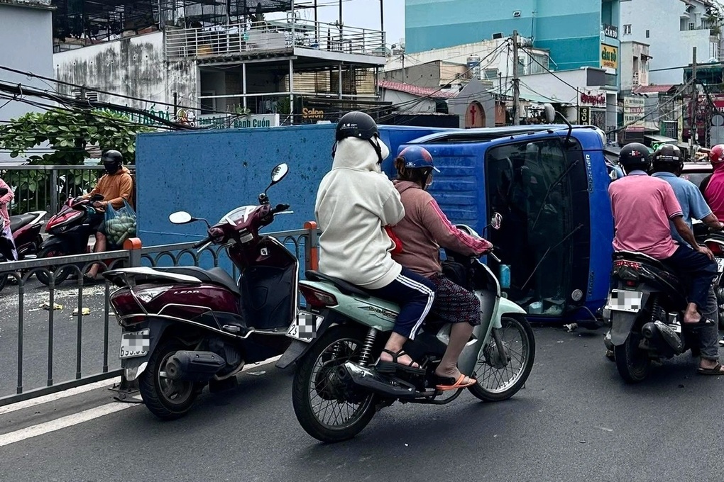 Xe tải lật ngang, chắn hai làn đường trên cầu ở TPHCM - 1 Xe tải lật ngang, chắn hai làn đường trên cầu ở TPHCM - 1