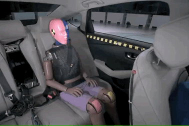 Chỉ một mẫu sedan cỡ trung qua được bài thử nghiệm va chạm khắc nghiệt ở Mỹ