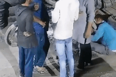 Hãi hùng mặt đất bị sụt  kéo theo 5 người và xe máy vào hố "tử thần"