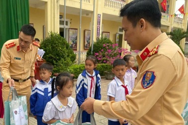 Cảnh sát giao thông nhận đỡ đầu 18 học sinh miền núi