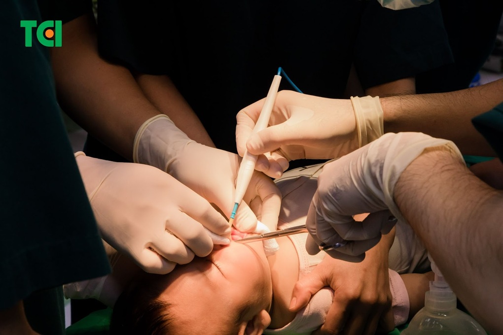 5 điều mẹ cần chuẩn bị trước và sau phẫu thuật cắt thắng lưỡi cho bé - 2 5 điều mẹ cần chuẩn bị trước và sau phẫu thuật cắt thắng lưỡi cho bé - 2